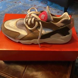 Stussy x Air Huarache LE 'Desert Oak'